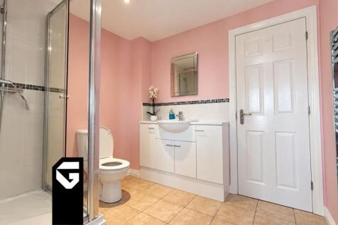 1-bed terraced on Wood Mead (D), £720/mo