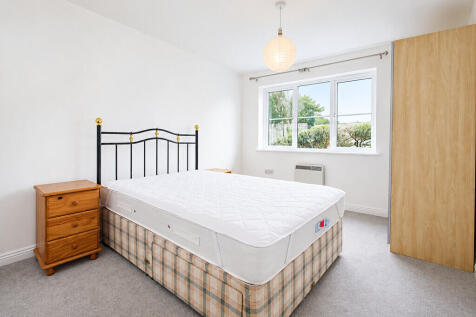Bedroom 1 - Angle...