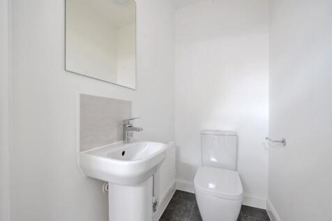 4 bedroom Detached House in Bugle Grove, Finchampstead photo 3