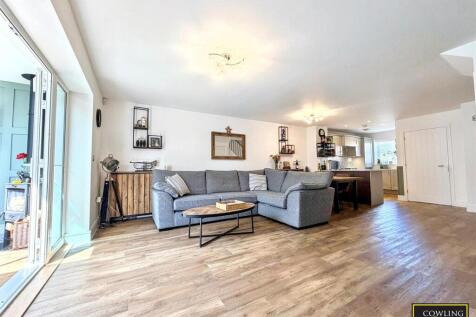 LIVING ROOM/DINING AREA