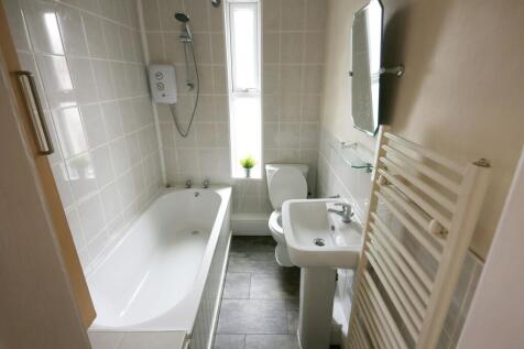 Bathroom connected to rear bedroom