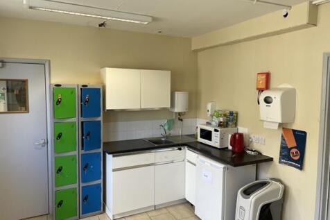 Retail Property (high street) to rent Image 4