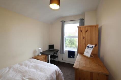 1 Room Available in Terraced Student House