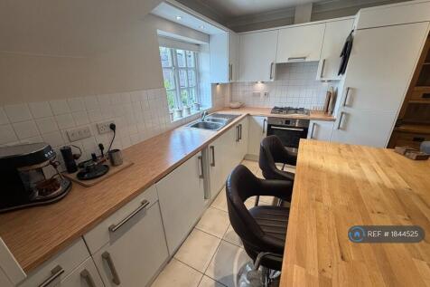 Hopbine Court, Alton, GU34 photo 4