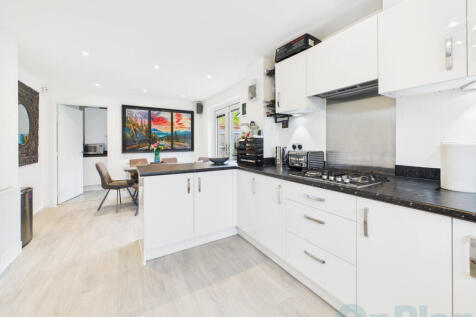 16 Wayne Gardens, Oxley Kitchen 2