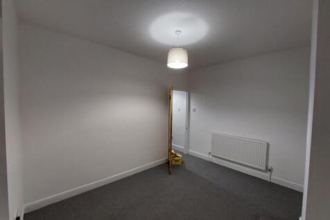 Neat, freshly painted single bedroom with neutr...