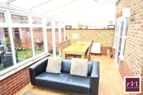 Pakenham Close, Fairford Leys, Aylesbury, Buckinghamshire, HP19 photo 4
