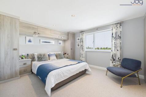 Double Bedroom with built in wardrobes 1