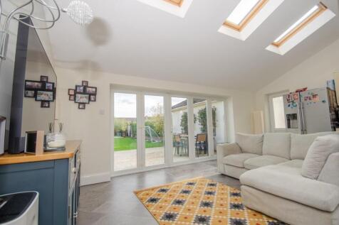 Family room pic 3.jpg