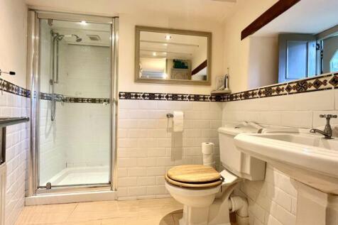 En Suite to Bedroom 3