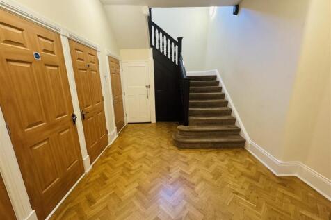 COMMUNAL ENTRANCE HALL