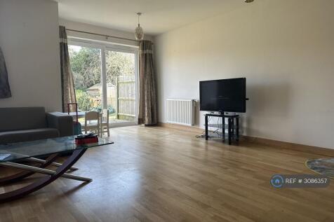 4-bed semi-detached on Evergreen Drive, West Drayton, UB7, £2,550/mo