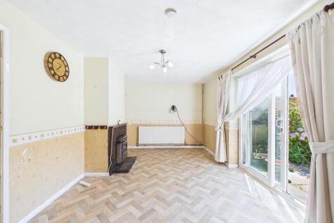 2 - Three-Bedroom House in Winterboune.jpg
