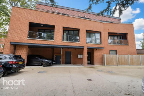 2-bed flat on London Road, Romford, £1,800/mo