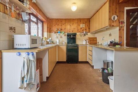 L Shaped Dining Kitchen to Rear