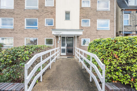 1-bed flat on Kensington Court, London Road South, £675/mo