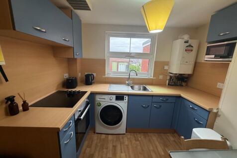3-bed flat on Victoria Road, Exeter, £2,574/mo