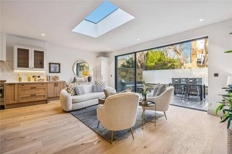 Balham Park Road, SW12. 3 bedroom apartment for sale