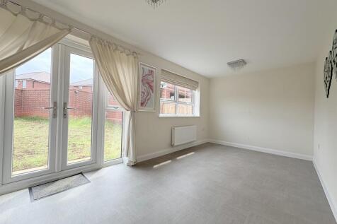Cranwell Crescent photo 4