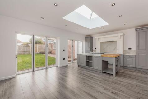 Kitchen/dining/sitting/family room