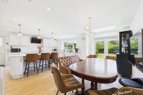 CAM03218G0-PR0634-STILL024