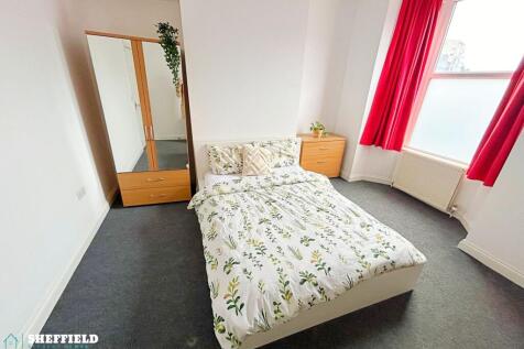 Bright, tidy double bedroom with a comfortable ...