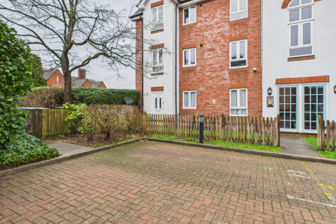 2 bed flat for sale Hartigan Place, Woodley RG5