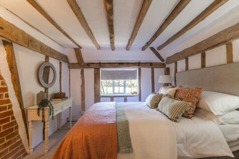 White Cottage Hou...