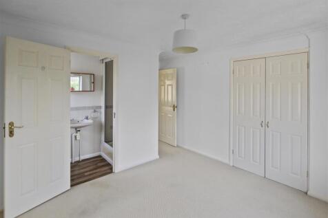 Master Bedroom (2).jpg