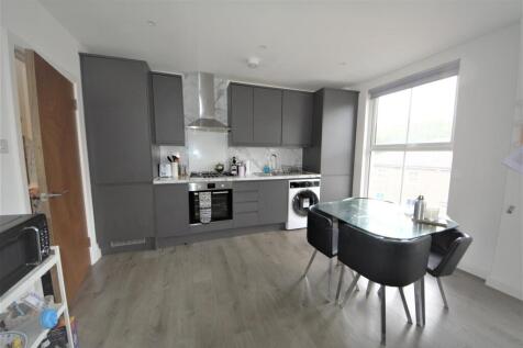 3-bed flat on Archway Road, Highgate, N6, £3,000/mo