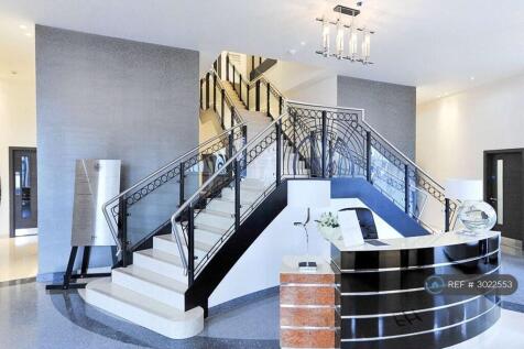 Entrance With Concierge 