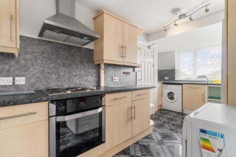 2 Rooms Available for Student or Professional - Beaconhill Drive photo 4