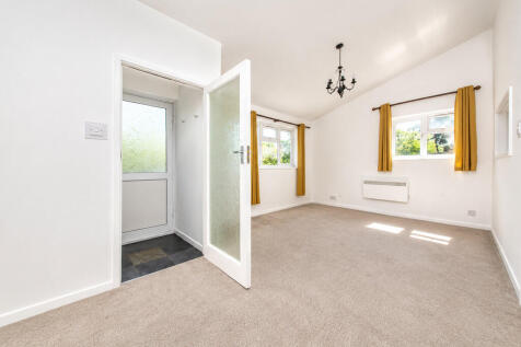Reading Road, Yateley photo 3