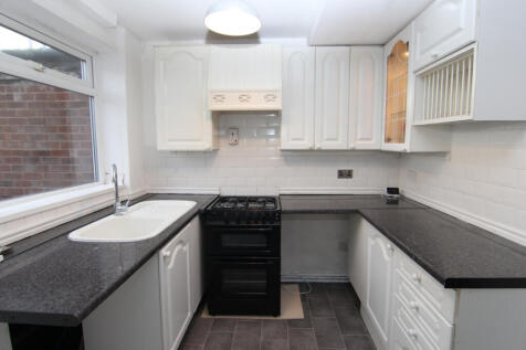 2 bed semi-detached house to rent Moorside Street
