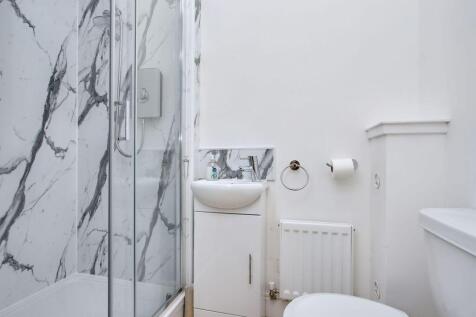 4 bed, 3 bath Detached in Leeds - Photo 13