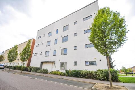 3-bed flat on Aviation Avenue, Hatfield, Hertfordshire, £1,680/mo
