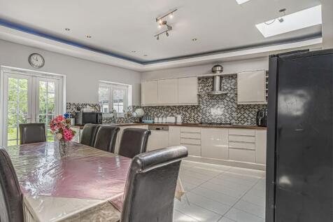 Abbotswood Gardens, Ilford, IG5 photo 3