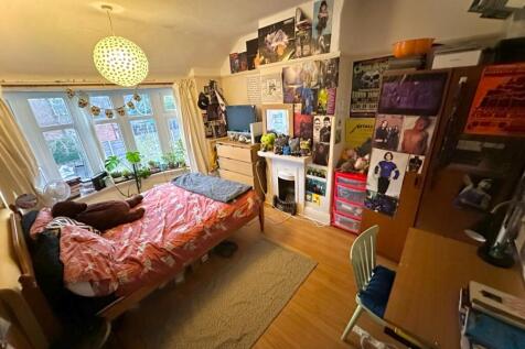 Cosy, well-decorated double bedroom with a comf...