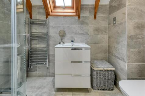 Wentworth Barn-bed1 ensuite.jpg