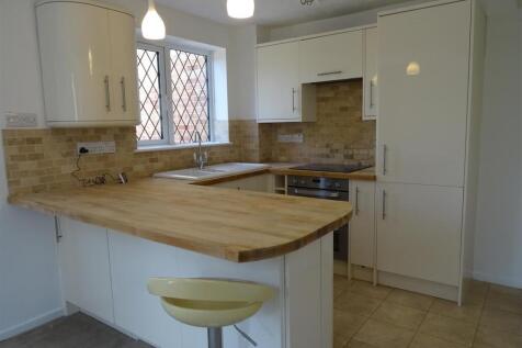 Tinsey Close, EGHAM photo 3