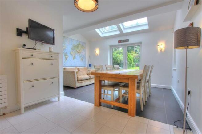 Dining/Sitting Area: