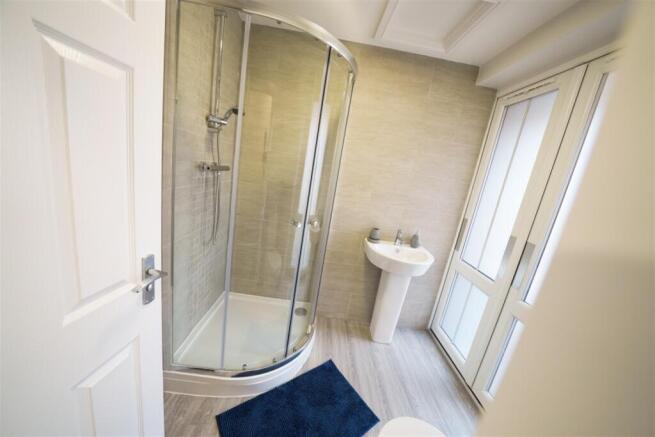 4 bed Apartment to rent Image 5