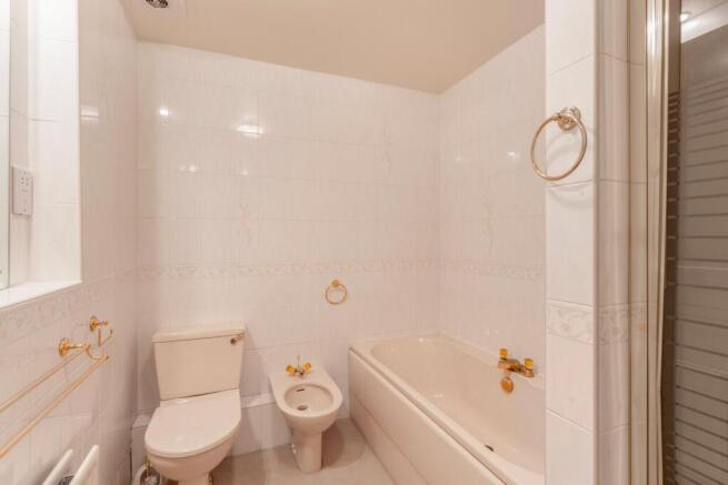 4 bed Flat for sale Image 10