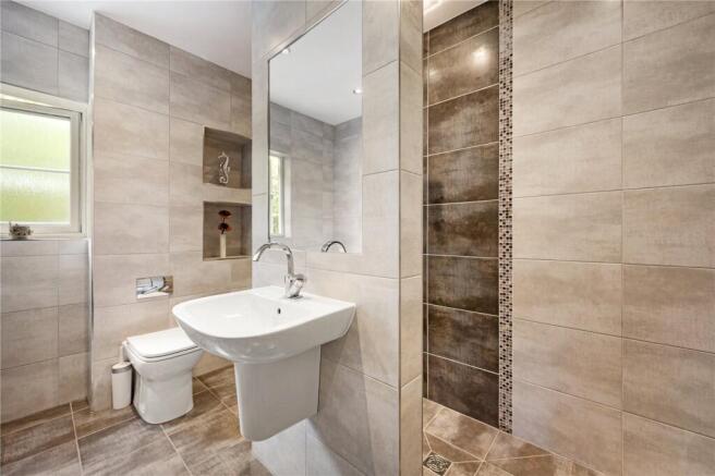 5 bed Detached for sale Image 12