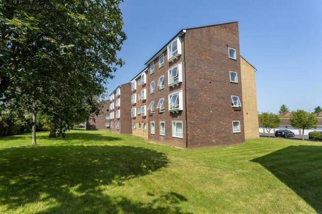 flat-Frobisher-Court-station-approach-cheam-114.jp