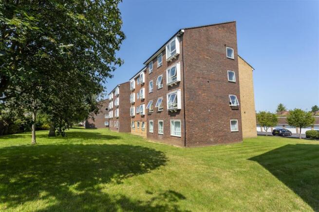 flat-Frobisher-Court-station-approach-cheam-114.jp