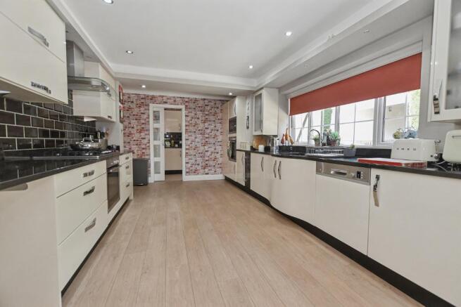 5 bed Detached for sale Image 11