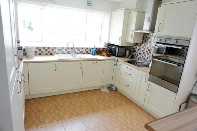FITTED KITCHEN/BREAK