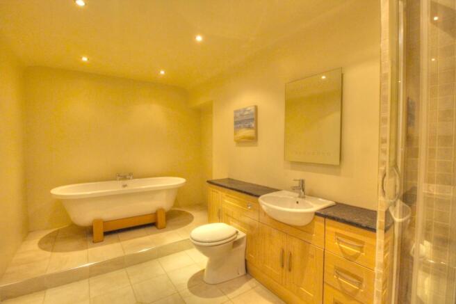 Wynnstay - Family bathroom