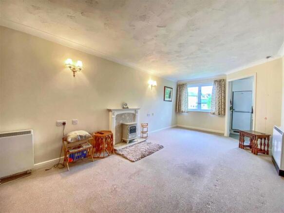 Spacious living room/dining